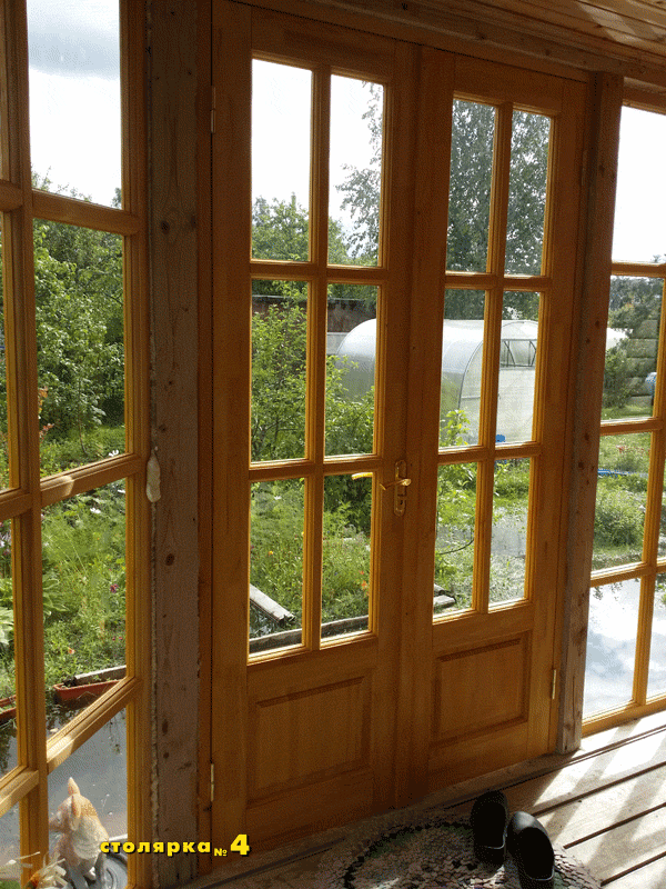На веранде установлены двустворчатые двери с расстекловкой выполненой в едином стиле с рамами и окнами.